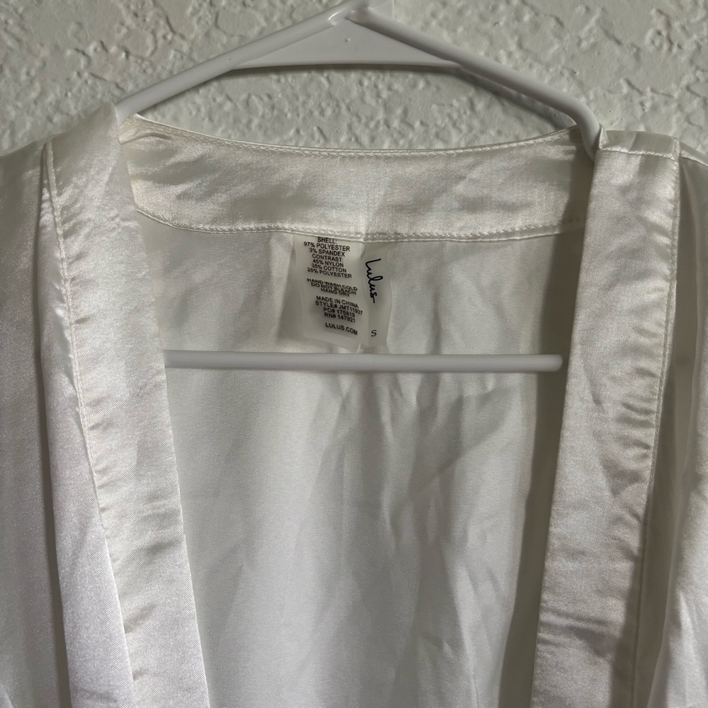 Lulu's White Flowing Robe Intimates & Sleepwear - Picture 13 of 16